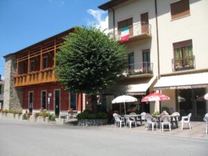 1008802_702068313143477_591310679_o-1068x801