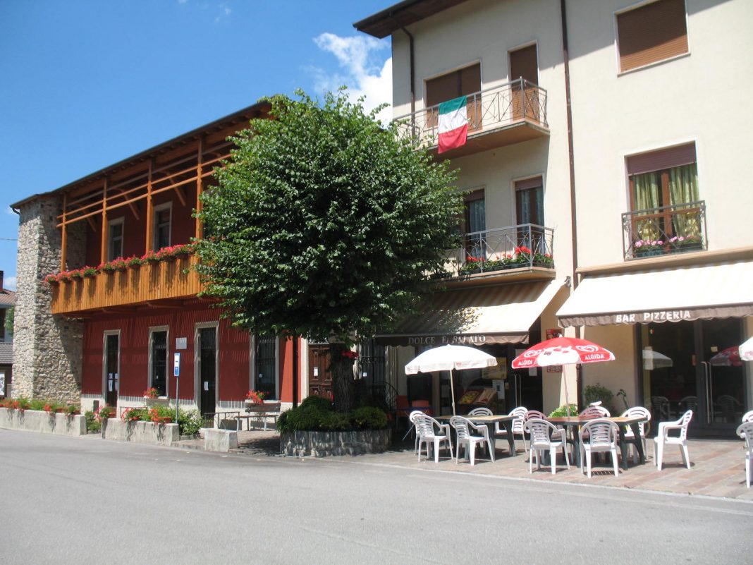 1008802_702068313143477_591310679_o-1068x801