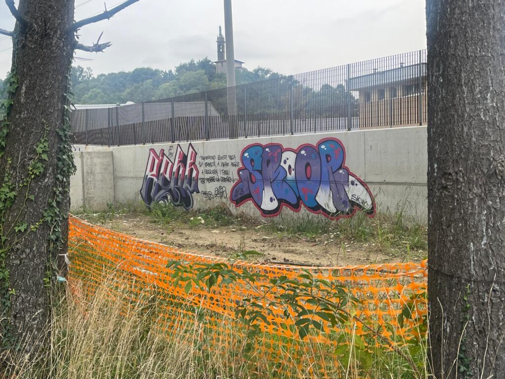Muri della tramvia  imbrattati Almè