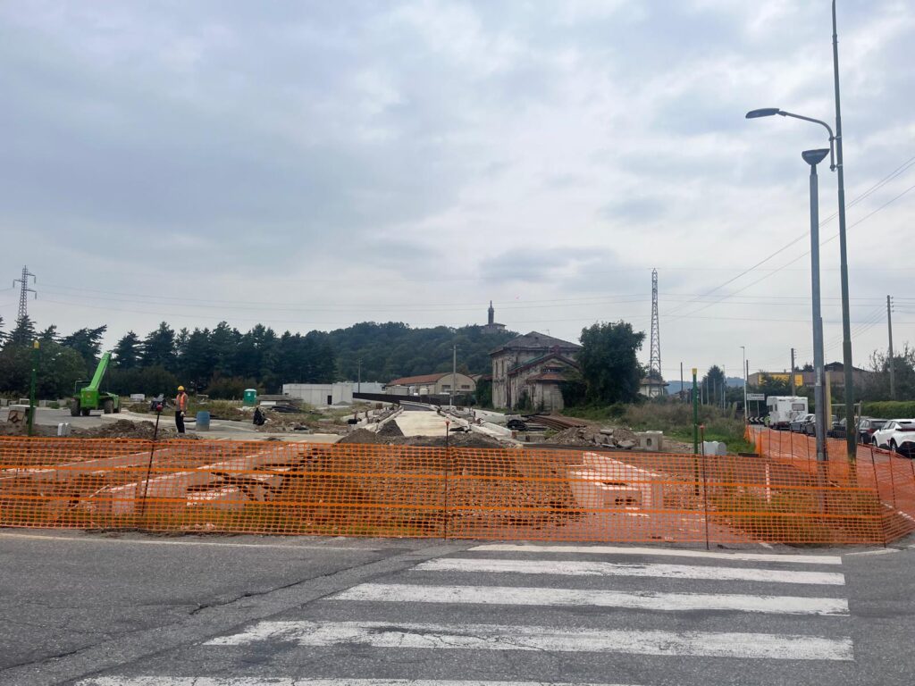 Cantiere alla fermata di Paladina-Almè