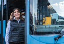 Naomi al volante della Val Serina, autista sui bus di linea: “Una sicurezza per i genitori”