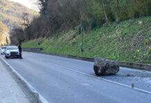 San Pellegrino, massi precipitano dalla montagna: strada chiusa in via Tasso – VIDEO