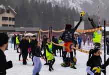 Schiacciate sulle neve, il cielo grigio non ferma lo snow volley. Pienone a San Simone – VIDEO