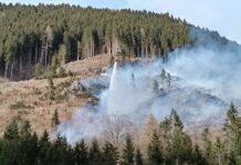 Rogo distrugge baita a Valleve, donna in salvo: due elicotteri per lo spegnimento – VIDEO